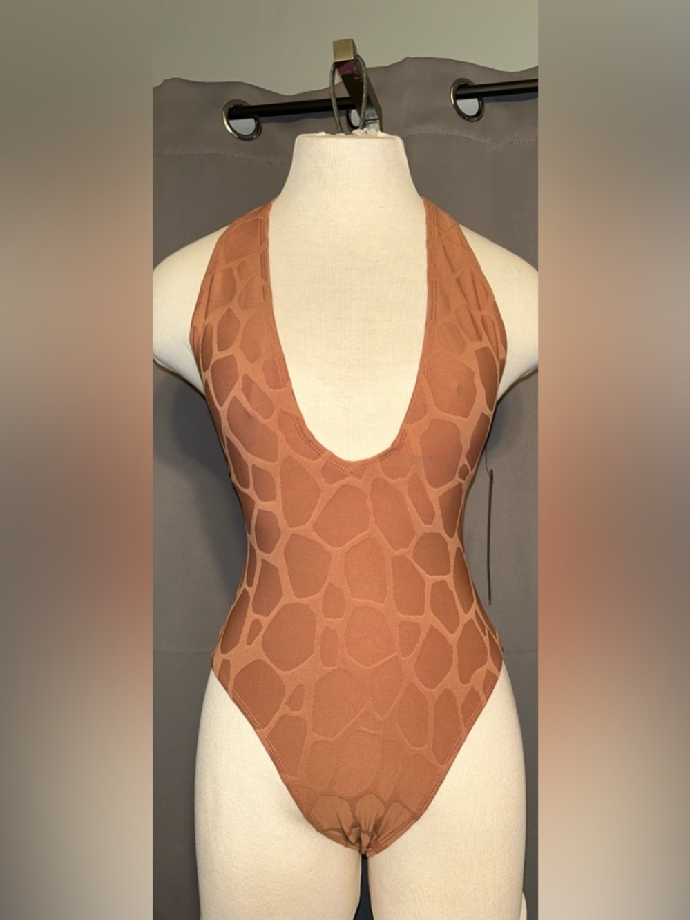 NWT Mono B SWIM Textured Giraffe
Jacquard Halter Size Small
One-Piece [🟡-2]